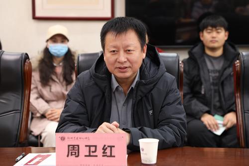 2学校党委书记周卫红介绍学校基本情况