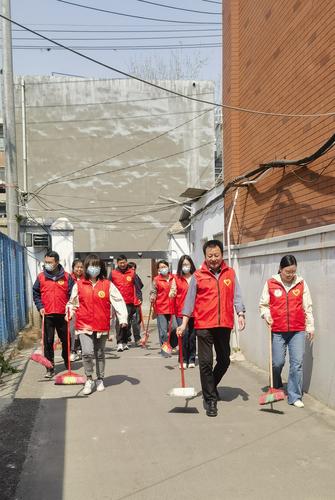 烈日下的“红色身影” 烈日下的“红色身影”