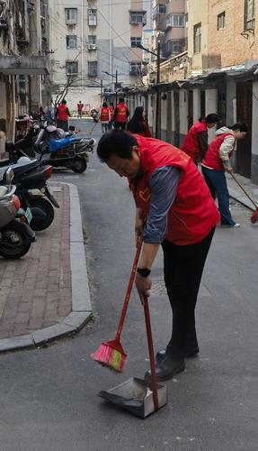 周书记带头打扫 周书记带头打扫