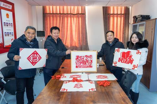 2.郑州艺术幼儿师范学校党委书记周卫红向南关街司法所赠送普法主题剪纸作品 2.郑州艺术幼儿师范学校党委书记周卫红向南关街司法所赠送普法主题剪纸作品