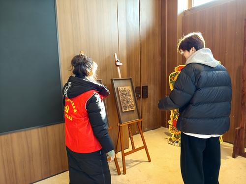 党员教师指导学生布展 党员教师指导学生布展