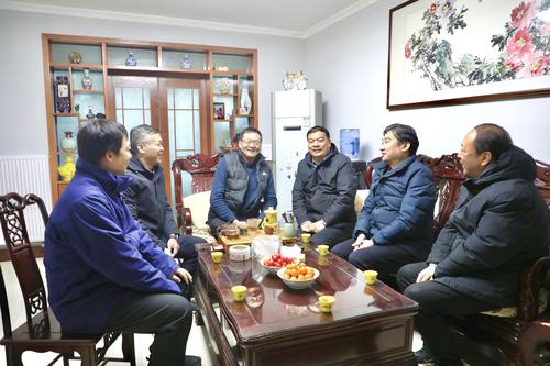 3与离退休干部宋奇亲切交谈 3与离退休干部宋奇亲切交谈