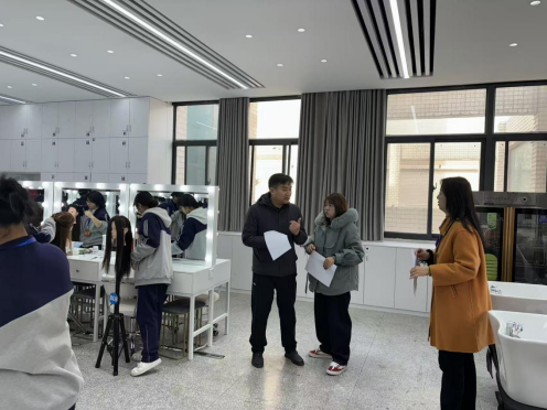 郑州市教育科学规划与评估中心教研员于晓龙现场观摩美发与形象设计专业考核