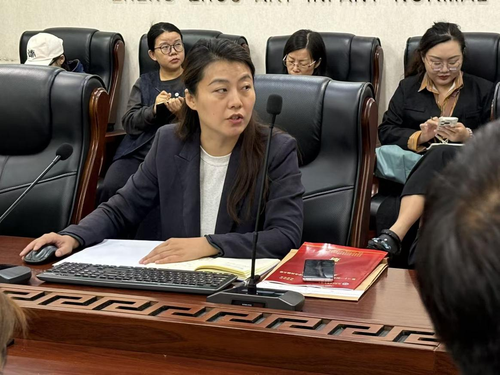 郑州市教育科学规划与评估中心主任李洋主持会议