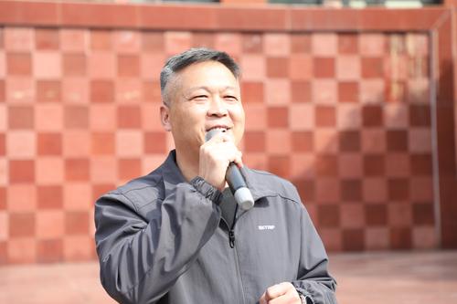 2学校副校长、工会主席路青立作动员活动 2学校副校长、工会主席路青立作动员活动