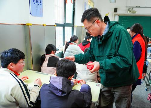 2.河南省省级非物质文化遗产代表性传承人崔勇锐为孩子们教授面塑“玫瑰花” 2.河南省省级非物质文化遗产代表性传承人崔勇锐为孩子们教授面塑“玫瑰花”