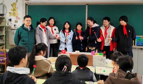 3.孩子们展示自己的作品 3.孩子们展示自己的作品