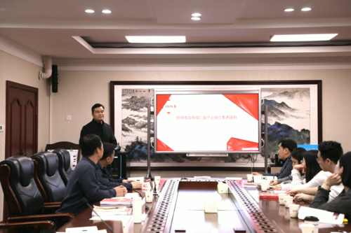 4郑州市信息化教育教学中心新闻宣传部副主任孙宏伟开展专题授课 4郑州市信息化教育教学中心新闻宣传部副主任孙宏伟开展专题授课