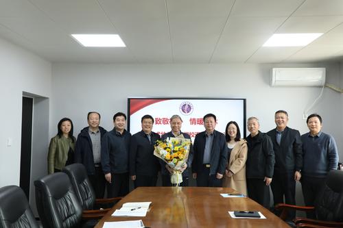 1郑州艺术幼儿师范学校举行退休教师欢送会 1郑州艺术幼儿师范学校举行退休教师欢送会