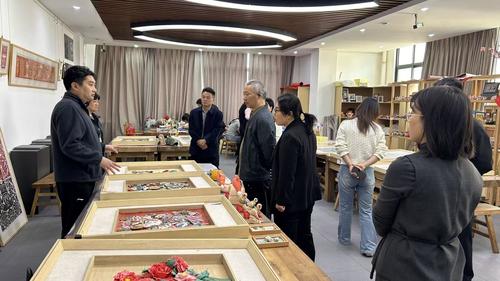 1郑州艺术幼儿师范学校副校长谢涛带领参会人员参观非遗馆 1郑州艺术幼儿师范学校副校长谢涛带领参会人员参观非遗馆