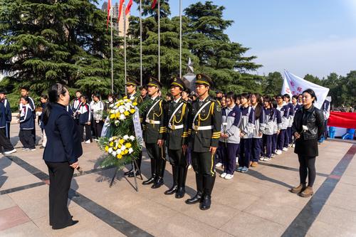 2.全体肃立,奏唱国歌 2.全体肃立,奏唱国歌