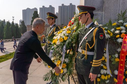 3.纪委书记郭中喜代表学校敬献花篮 3.纪委书记郭中喜代表学校敬献花篮