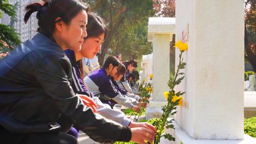 4.师生们寄托对英烈的深切缅怀与崇高敬意 4.师生们寄托对英烈的深切缅怀与崇高敬意