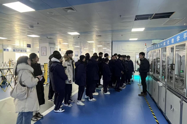 沉浸式体验智能制造 多方位拓展职业视野  郑州艺术幼儿师范学校学子走进郑州优佳智培智能制造实训基地开展职业认知实习