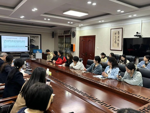 参会教师全神贯注聆听经验分享