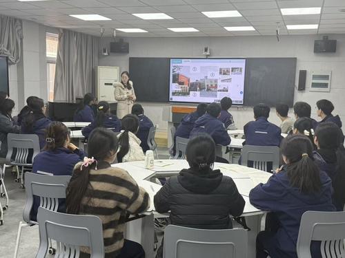 英语教师余清华——《基于语篇衔接的七选五解题策略》