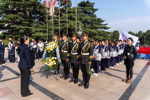 2.全体肃立，奏唱国歌