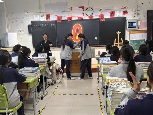 3.教师周永玲课堂互动