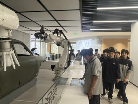 2参观汽车制造机器臂