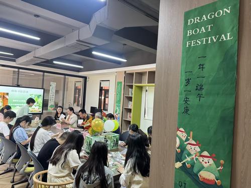 4教师们制作艾草龙舟端午手工作品 4教师们制作艾草龙舟端午手工作品
