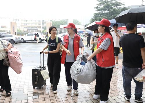 5“小红帽”学生志愿者帮新生提行李 5“小红帽”学生志愿者帮新生提行李